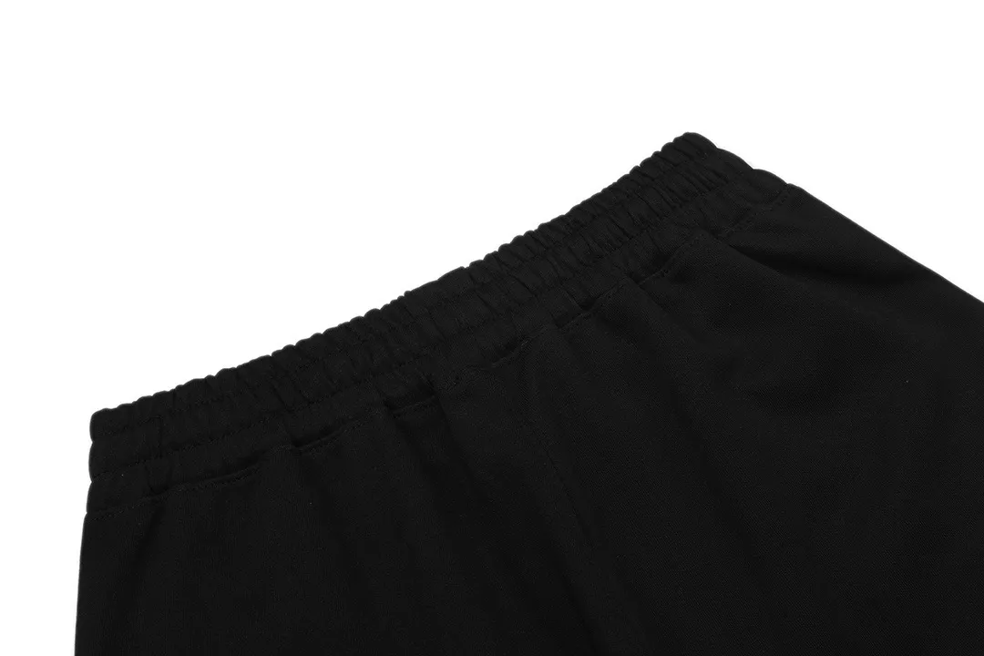 AMI 2026New Arrival Imported machine-embroidered love letter logo, essential for daily commuting for men and women Casual shorts ·Customized milk silk cotton fabric ·Imported machine embroidery technology ·Waist label, hangtag, three wash marks complete Color: Black Sizes: XS S M L